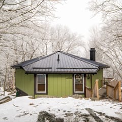 Little Green | AC, Fireplace, Walk to Beech Ski