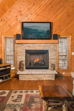 Log Cabin, Close To Ski, Fireplace, Lot of Parking