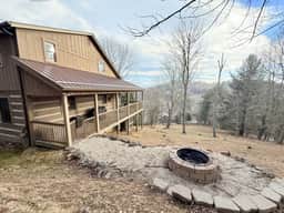 Secluded Boone Cabin w/ Hot Tub + Views