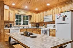 Log Home • Hot Tub, Game Room • 2 Mi to Beech - Image 2