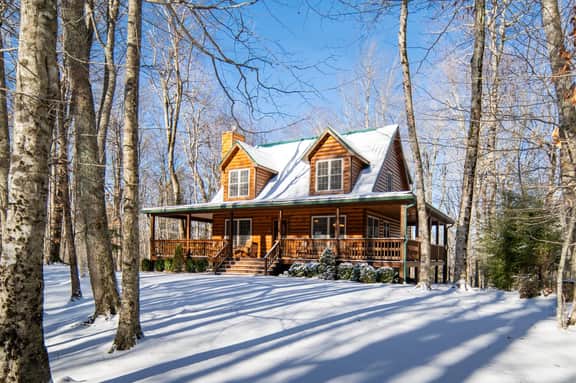 Log Cabin, Close To Ski, Fireplace, Lot of Parking