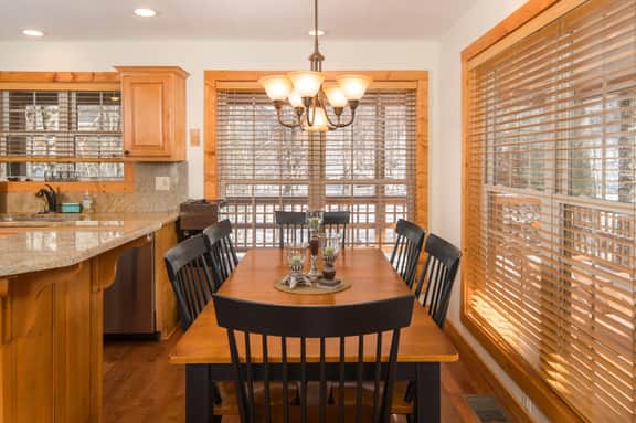 Log Cabin, Close To Ski, Fireplace, Lot of Parking