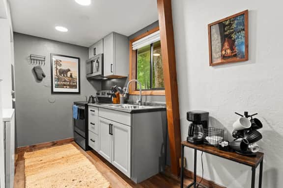 Cozy Ski Condo • Creekside • Mins to Sugar Mtn - Image 2
