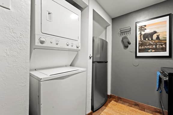 Cozy Ski Condo • Creekside • Mins to Sugar Mtn - Image 5