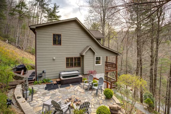 Knotty Hideaway |Hot Tub, Views, Blowing Rock