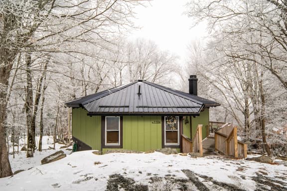 Little Green | AC, Fireplace, Walk to Beech Ski