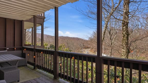 Sugar Mtn Chalet | Near Slopes + Cozy Decks